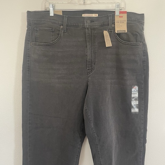 NWT Levi's High Waisted Mom Jeans Womens 18W Black Grunge Skater Tapered Stretch - Picture 1 of 7